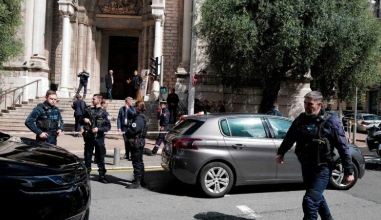 Γαλλία – Επίθεση σε ιερέα: Ο δράστης φέρεται να είπε ότι ήθελε να σκοτώσει τον Μακρόν