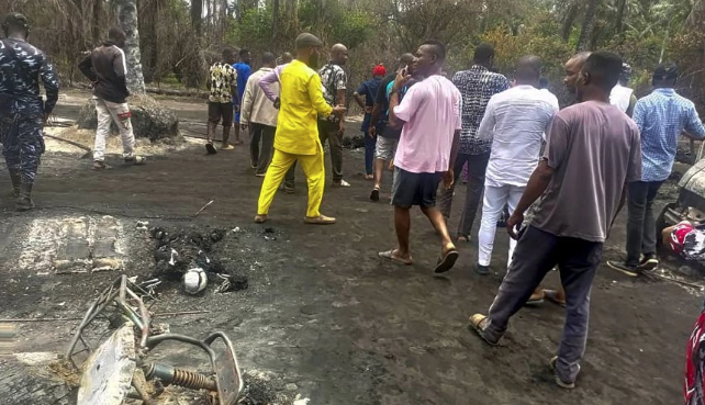 Νιγηρία: Πάνω από 100 νεκροί από την έκρηξη σε παράνομο διυλιστήριο