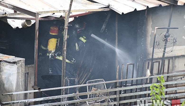 Υπό μερικό έλεγχο η πυρκαγιά σε κατάστημα εστίασης στο Μετς