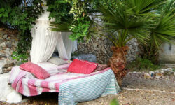 Airbnb: Το περίεργο δωμάτιο δίχως ταβάνι που νοικιάζεται για 50 ευρώ το βράδυ – Πού βρίσκεται στην Ελλάδα