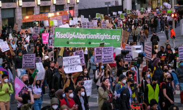 ΗΠΑ: Οργή για τις αμβλώσεις – Χιλιάδες διαδηλωτές στη Νέα Υόρκη – «Θα έχω λιγότερα δικαιώματα από τη μητέρα μου»