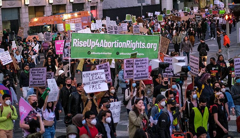 ΗΠΑ: Οργή για τις αμβλώσεις – Χιλιάδες διαδηλωτές στη Νέα Υόρκη – «Θα έχω λιγότερα δικαιώματα από τη μητέρα μου»