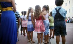Σχολικά είδη σε 1.500 μαθητές ευάλωτων οικογενειών από τον δήμο Αθηναίων