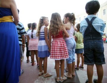 Σχολικά είδη σε 1.500 μαθητές ευάλωτων οικογενειών από τον δήμο Αθηναίων