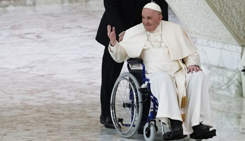 Βατικανό: Με αναπηρικό αμαξίδιο εμφανίσθηκε για πρώτη φορά ο πάπας Φραγκίσκος