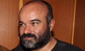 Ομόφωνα αθώος για την κατηγορία του βιασμού ο σκηνοθέτης Κώστας Κωστόπουλος