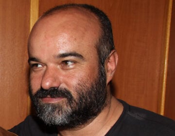Ομόφωνα αθώος για την κατηγορία του βιασμού ο σκηνοθέτης Κώστας Κωστόπουλος
