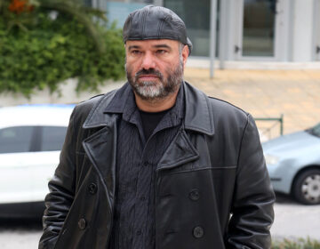 Κώστας Κωστόπουλος: «Η απόφαση ανακριτή και εισαγγελέα δεν απαγορεύει στον σκηνοθέτη να εργάζεται»
