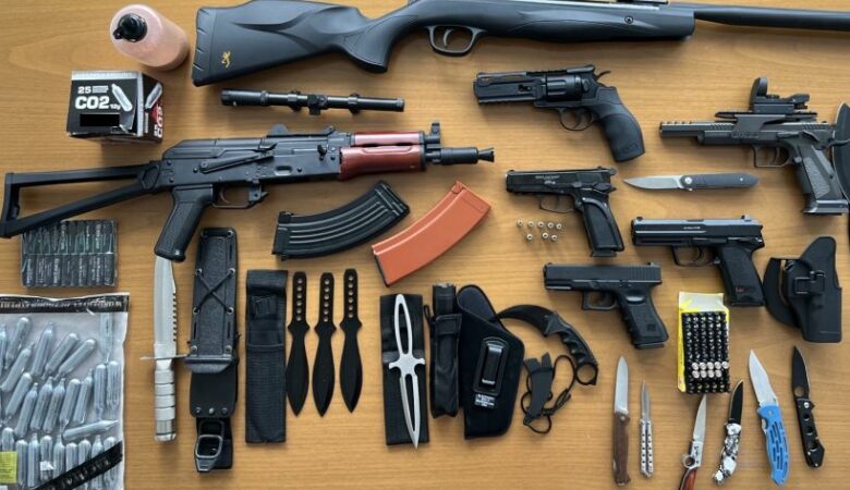 Συνελήφθη 21χρονος με… πριβέ οπλοστάσιο στη Βάρη