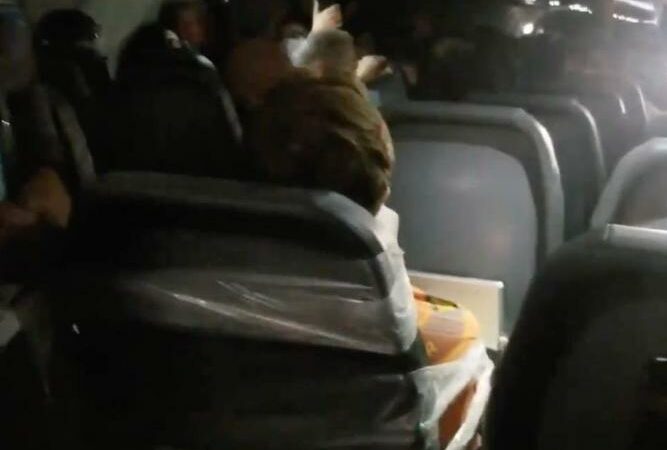 ΗΠΑ: Βίντεο ντοκουμέντο με μεθυσμένο επιβάτη σε αεροπλάνο που τον έδεσαν στη θέση του