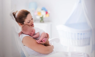 Aδεια μητρότητας: Τι θα αλλάξει για τις εργαζόμενες μητέρες