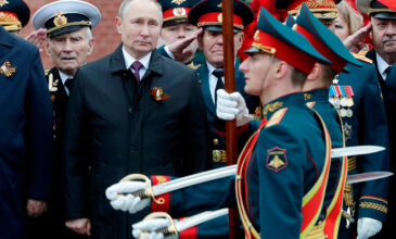 Παρέλαση στην Κόκκινη Πλατεία – Πούτιν: «Η Δύση ετοιμαζόταν να εισβάλει στη γη μας»
