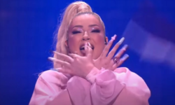 Ημιτελικός Eurovision 2022: Η τραγουδίστρια της Αλβανίας «έκλεισε» σχηματίζοντας τον εθνικιστικό αετό