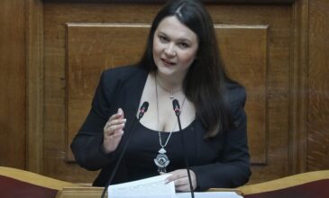 Προσχωρεί στο ΠΑΣΟΚ-ΚΙΝΑΛ αλλά παραμένει ανεξάρτητη βουλευτής η Κωνσταντίνα Αδάμου