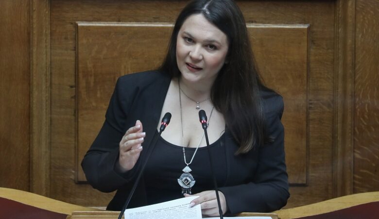 Προσχωρεί στο ΠΑΣΟΚ-ΚΙΝΑΛ αλλά παραμένει ανεξάρτητη βουλευτής η Κωνσταντίνα Αδάμου