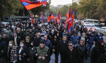 Αρμενία: Χιλιάδες διαδηλωτές έκλεισαν κυβερνητικά κτίρια απαιτώντας την παραίτηση του πρωθυπουργού Πασινιάν