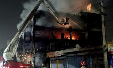 Ινδία: Τουλάχιστον 27 νεκροί από πυρκαγιά σε τετραώροφο κτίριο στο Νέο Δελχί