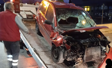 Απίστευτο τροχαίο με αυτοκίνητο που έπεσε σε μπάρες – Σώθηκε ο οδηγός
