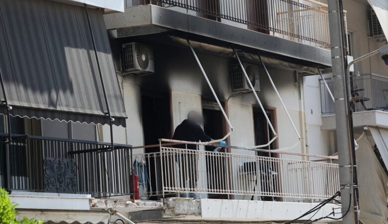 Τραγωδία στο Παλαιό Φάληρο: Μαχαίρωσε τη μητέρα του και έβαλε φωτιά στο διαμέρισμα