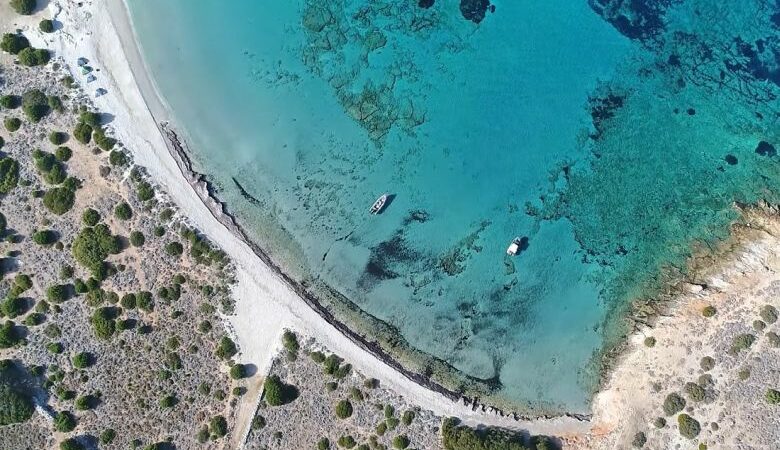 Το ελληνικό νησί που θυμίζει Καραϊβική και είναι μιάμιση ώρα μακριά από την Αθήνα