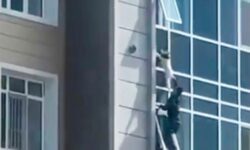 Καζακστάν: Ήρωας σώζει 3χρονη που κρεμόταν από το παράθυρο του 8ου ορόφου – Δείτε βίντεο