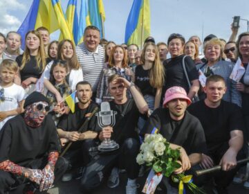 Ουκρανία: Υποδοχή με λουλούδια του γκρουπ Kalush Orchestra μετά τη νίκη στην Eurovision