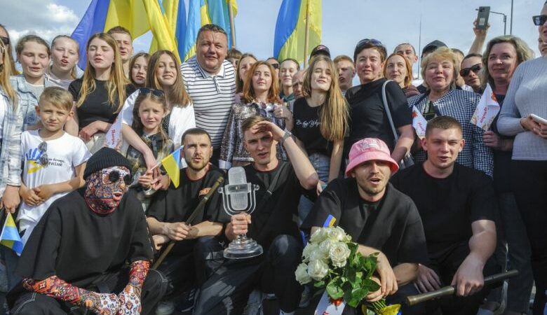 Ουκρανία: Υποδοχή με λουλούδια του γκρουπ Kalush Orchestra μετά τη νίκη στην Eurovision