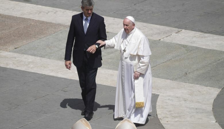 Ο πάπας Φραγκίσκος ζήτησε… τεκίλα για να του περάσει ο πόνος στο γόνατο