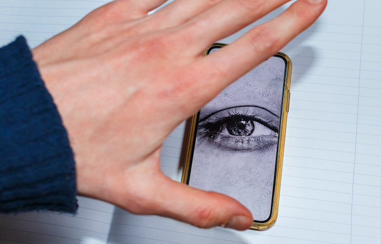 Τι είναι το Camfecting: Πώς μας παρακολουθούν από την κάμερα του κινητού