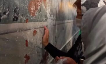 Απίστευτοι βανδαλισμοί στην Αγιά Σοφιά – Ξύνουν τους τοίχους και παίρνουν κομμάτια ως ενθύμια