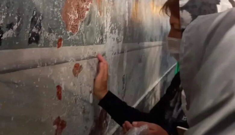 Απίστευτοι βανδαλισμοί στην Αγιά Σοφιά – Ξύνουν τους τοίχους και παίρνουν κομμάτια ως ενθύμια