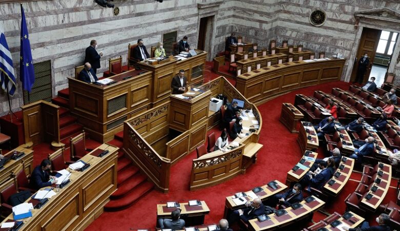 Βουλή: Κόντρα Σκρέκα-Κατρίνη για την τροπολογία για την οικονομική ενίσχυση για το ρεύμα