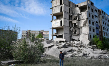 Οδησσός: Πολυκατοικία χτυπήθηκε από ρωσικό πύραυλο – Τουλάχιστον 14 νεκροί
