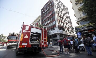 Θεσσαλονίκη: Δύο διασωληνωμένοι από τη φωτιά σε κτίριο στο κέντρο της πόλης