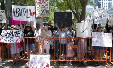 ΗΠΑ: Οργή για το λόμπι των όπλων – Μεγάλη διαδήλωση έξω από το συνέδριο NRA στο Χιούστον