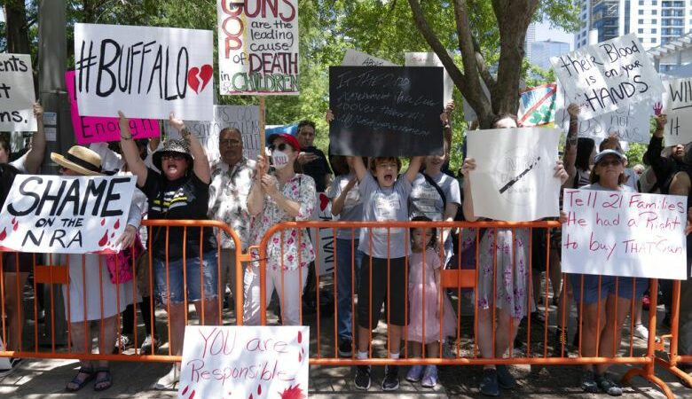 ΗΠΑ: Οργή για το λόμπι των όπλων – Μεγάλη διαδήλωση έξω από το συνέδριο NRA στο Χιούστον