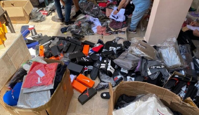 Ηράκλειο: Τρεις συλλήψεις και χιλιάδες κατασχέσεις «μαϊμού» προϊόντων