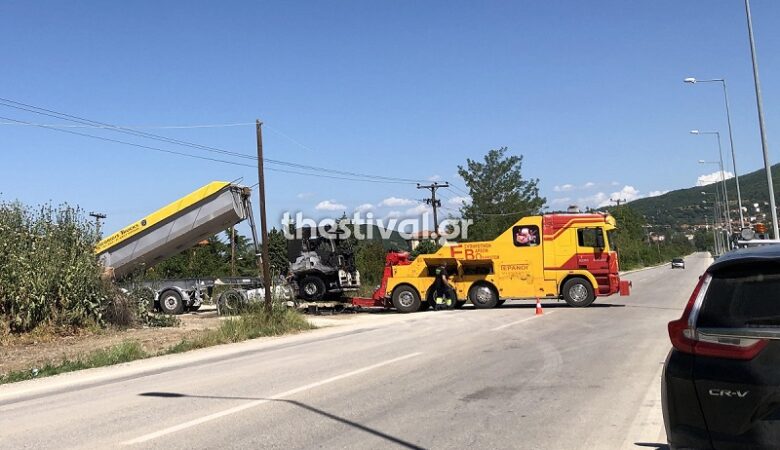 Θεσσαλονίκη: Φορτηγό ακούμπησε σε καλώδια και πήρε φωτιά