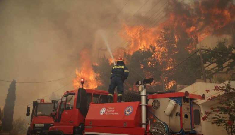 Φωτιά στο Πανόραμα Βούλας: Η απάντηση της Πυροσβεστικής στις καταγγελίες για ολιγωρία