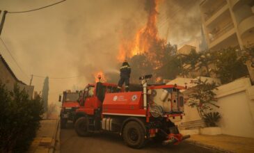 Φωτιά στη Γλυφάδα: Καίγονται σπίτια στο Πανόραμα Βούλας – Δείτε φωτογραφίες