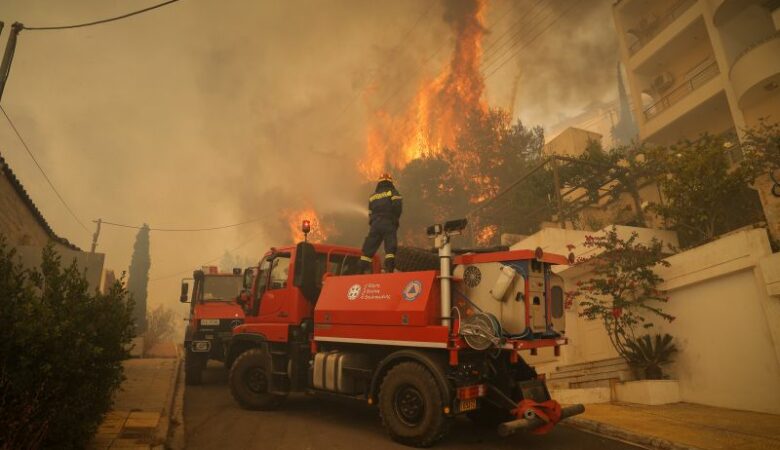 Φωτιά στη Γλυφάδα: Καίγονται σπίτια στο Πανόραμα Βούλας – Δείτε φωτογραφίες