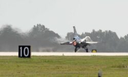 Συναγερμός στην 116 Πτέρυγα Μάχης στον Άραξο: Αυτοκίνητο έπεσε πάνω στην είσοδο