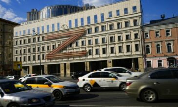 Η Μόσχα χαρακτηρίζει ρατσιστική την απόφαση της ΕΕ να απαγορεύσει στους Ρώσους να φέρνουν αυτοκίνητα και στην επικράτεια της