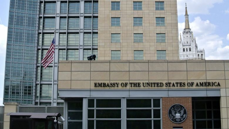 Ρωσία: Ο Αμερικανός πρέσβης ζητά να μην κλείσει η πρεσβεία των ΗΠΑ στη Μόσχα