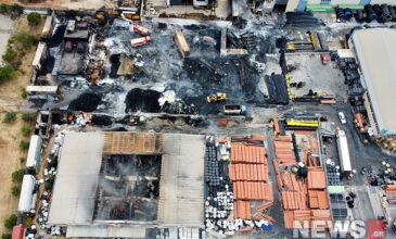 Ασπρόπυργος: Υπό έλεγχο η πυρκαγιά στο εργοστάσιο με πλαστικά