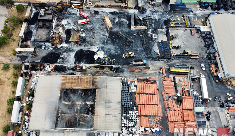 Ασπρόπυργος: Υπό έλεγχο η πυρκαγιά στο εργοστάσιο με πλαστικά