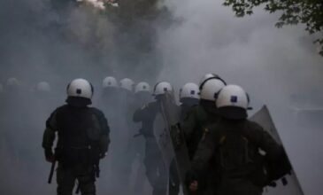 Θεσσαλονίκη: Πετροπόλεμος και χημικά στη ΔΕΘ – Διακόπηκε η συναυλία του Θανάση Παπακωνσταντίνου