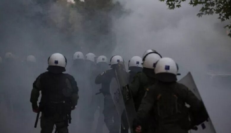 Θεσσαλονίκη: Πετροπόλεμος και χημικά στη ΔΕΘ – Διακόπηκε η συναυλία του Θανάση Παπακωνσταντίνου