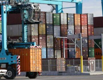 Οι λιμενικοί εντόπισαν περίπου 300 κιλά κοκαΐνης μέσα σε κοντέινερ με γαρίδες στο λιμάνι του Πειραιά