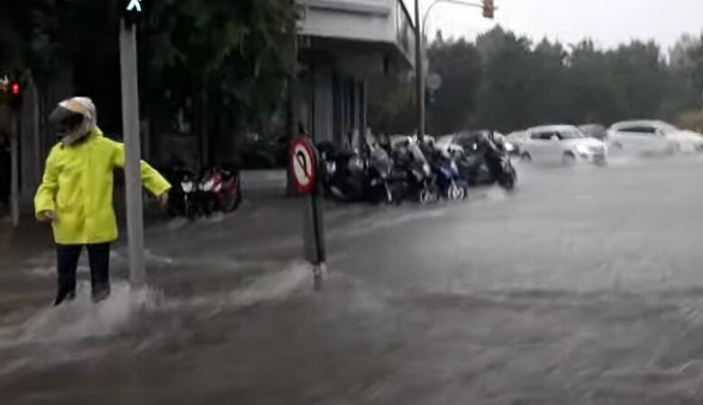 Θεσσαλονίκη: Οδηγός δικύκλου παρασύρθηκε από τα ορμητικά νερά – Δείτε το βίντεο